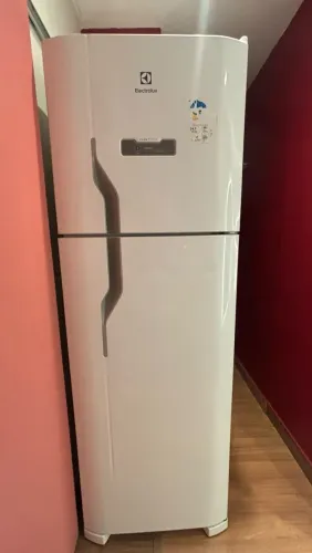 Geladeira Electrolux DFN41 371l Frost Free sem marcas de uso 