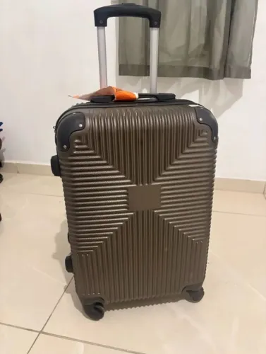 Mala de viagem rígida na cor marrom