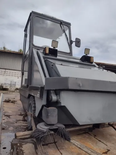 VARREDEIRA (VASSOURA) A DIESEL PROFISSIONAL COM TRANSMISSÃO HIDROSTÁTICA