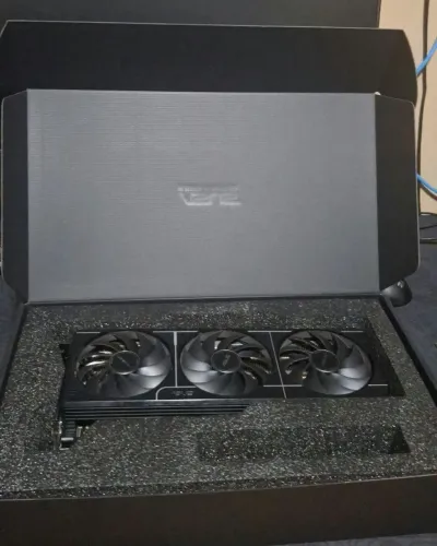 Placa de vídeo ASUS Prime GeForce RTX 5060 Ti OC 16GB GDDR7, modelo Triple Fan.