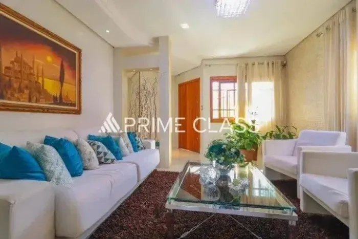 Casa com 4 Dormitórios , 5 vagas e 313m², pátio com piscina . Á venda no Bairro Bela Vista