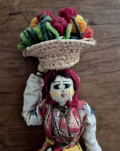 Antiga boneca artesanal com trajes camponeses - feita em lã, fio e tecido, com bordados