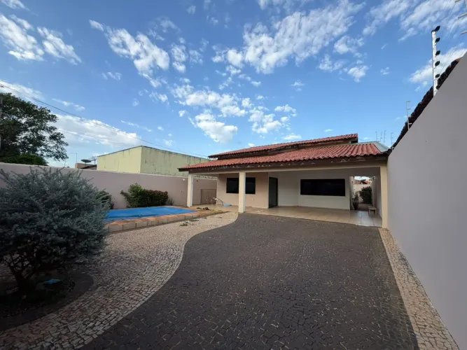 Casa à venda com piscina, suíte com closet e banheira na 110 Norte  Palmas/TO