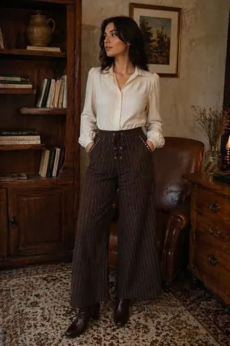 Calça vintage marrom de veludo e risca de giz 