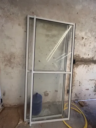 Porta de esquadria branca com vidro , vai completa com os trilhos