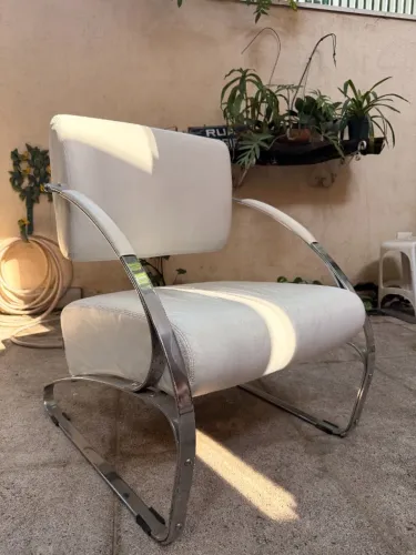 Poltrona branca modernista