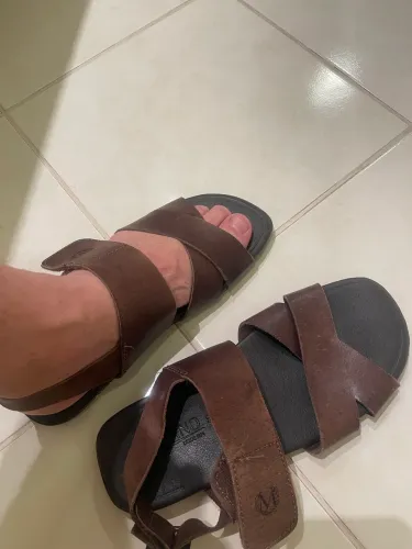 Sandália em couro e borracha 39