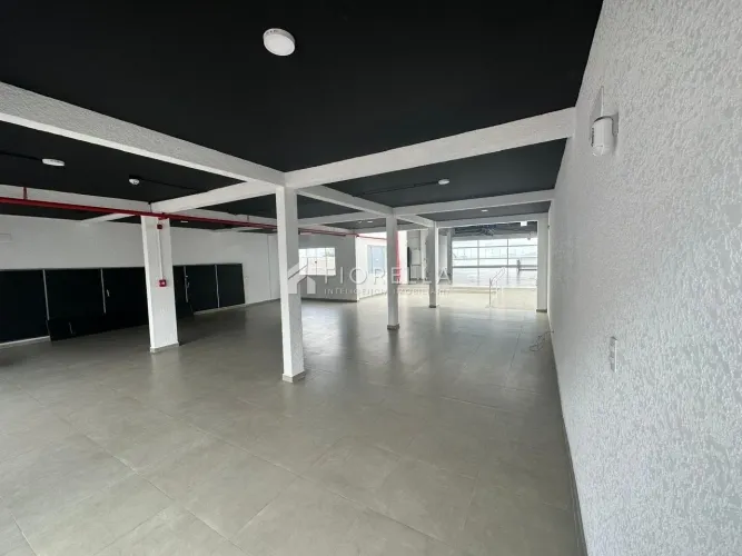 Loja comercial no bairro Barreiros, São José.