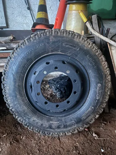 Pneu para caminhão 1000 por 20 completo