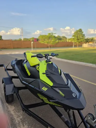 Jetski spark trouxe 3up 37 horas 