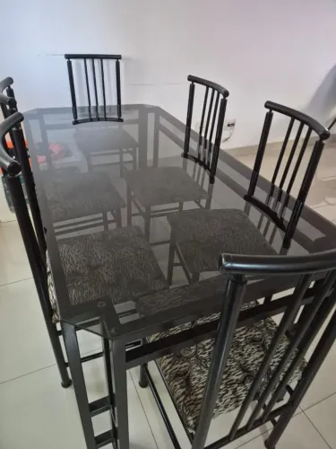 Mesa de jantar com tampo de vidro e 6 cadeiras acolchoadas Prima Línea