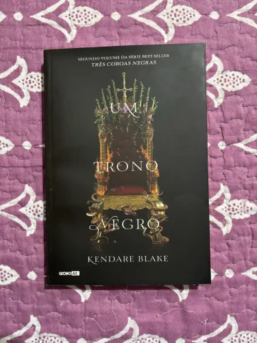 Livro Um Trono Negro - Série Três Coroas Negras
