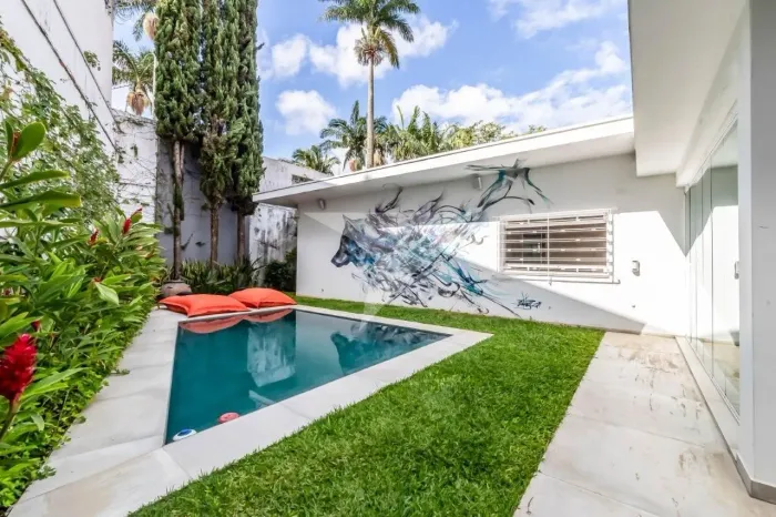 Casa com arquitetura clássica, planta térrea e áreas sociais cheias de verde, no Cidade Ja