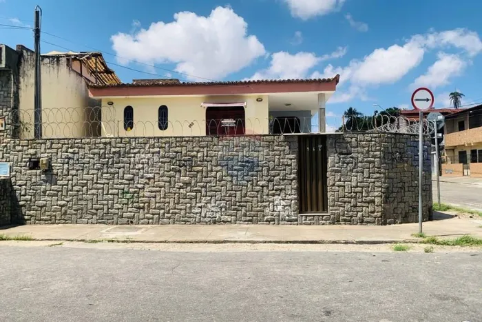CASA SOLTA - Rua Capitão Olavo 966 - Aerolândia - Excelente Localização