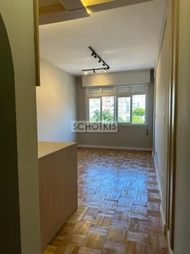 IMOBILIÁRIA SCHOTKIS VENDE EXCELENTE APARTAMENTO 02 DORMITÓRIOS TOTALMENTE REFORMADO, DESO