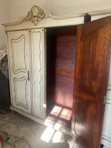 Guarda Roupas Vintage. Madeira maciça