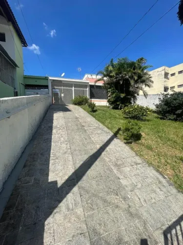 CASA COM EDÍCULA PARA LOCAÇÃO EM TAUBATÉ NO BAIRRO VILA SÃO JOSÉ