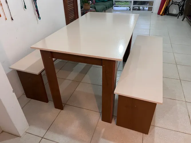 Conjunto Sala de Jantar: Mesa e bancos 