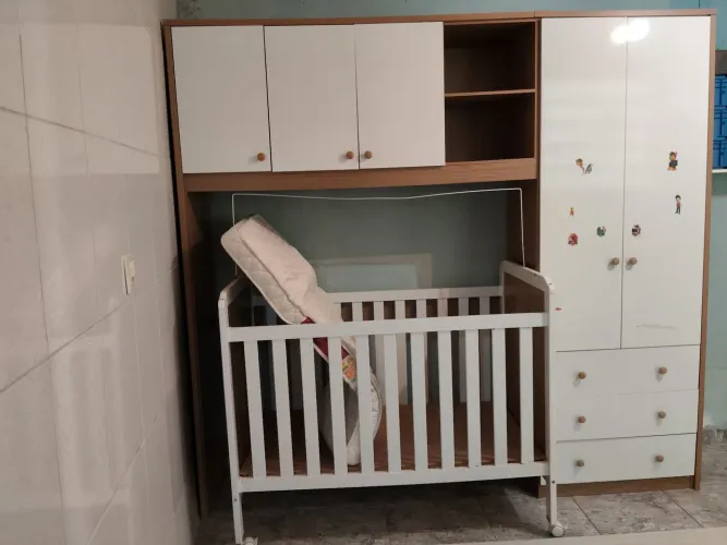 Guarda roupa com berço e colchão