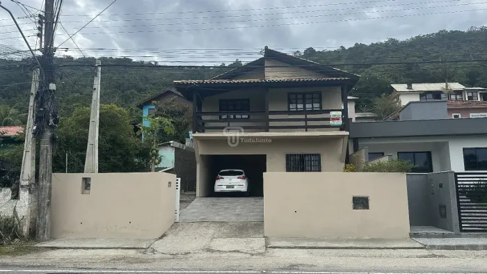 Sobrado para Aluguel no Morro das Pedras com 3 Quartos, 2 Suítes, Varanda Ampla, Churrasqu