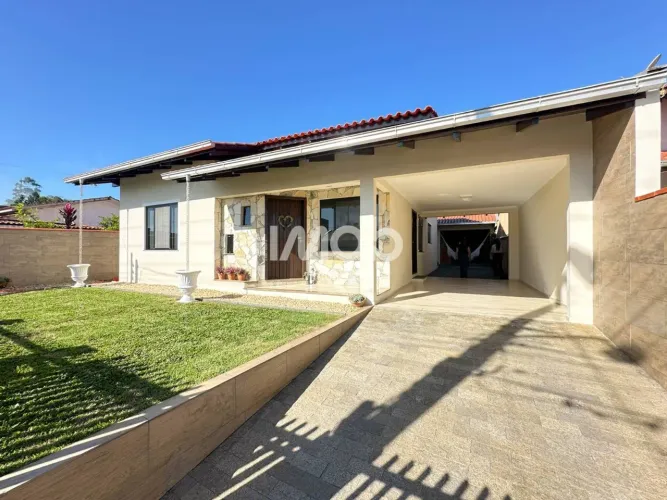 CASA COM SUÍTE + 2 QUARTOS - TIFA MARTINS