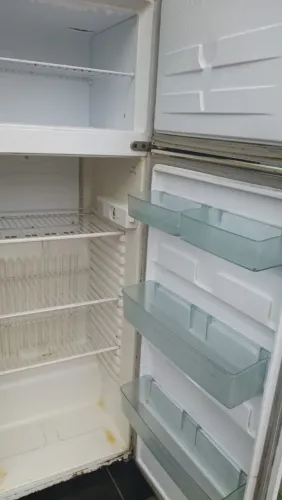 Geladeira dúplex muito boa gela muito um fogão muito bom e dois colchão solteiro bom tudo 