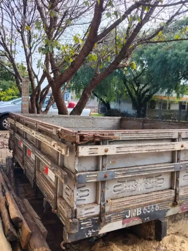 Carroceria de madeira para F1000 usada