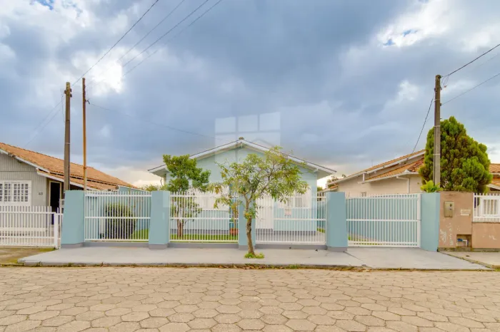 Casa à venda com edícula e garagem coberta