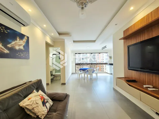 Apartamento reformado com varanda a 1 quadra da praia nas Pitangueiras, Guarujá