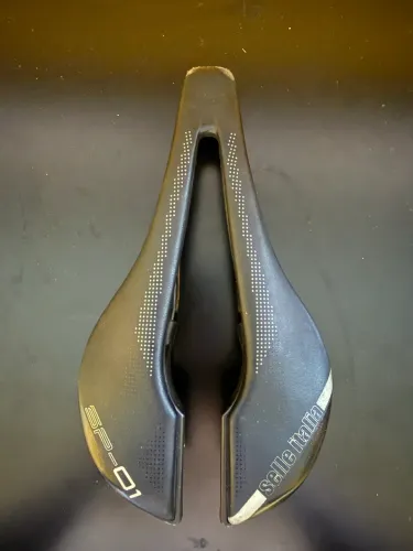 Este é um selim de bicicleta Selle Italia SP-01 Boost TM Superflow