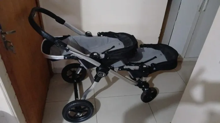 Vende-se carrinho para bebê gêmeos ou para quem tem 2 crianças pequenas.