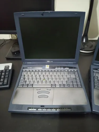 Notebook antigo Toshiba Satélite 1800