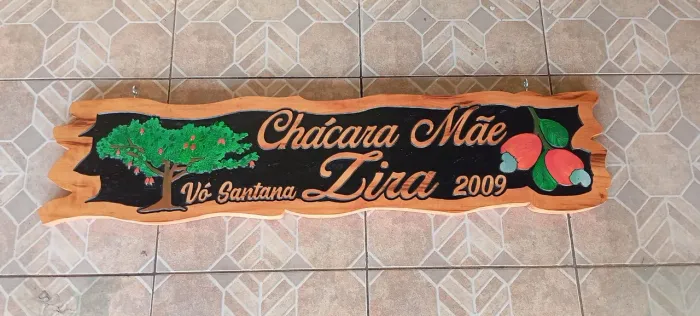 Placas entalhadas artesanalmente e vários outros produtos em madeira.