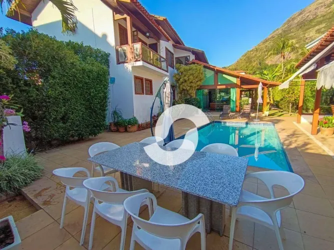 Casa com 4 quartos, 3 suítes e 2 vaga à venda, 300 m² por R$ 3.500.000,00 - Itacoatiara -