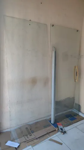 Porta de correr de vidro pra ponto comercial.