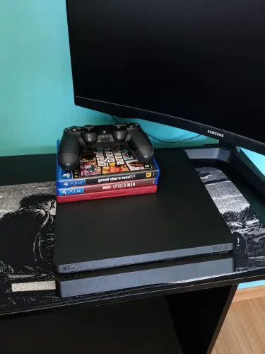 PS4 Slim 1T ótimo estado e funcionando perfeitamente