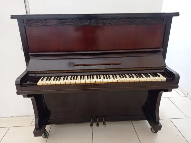 Piano Essenfelder usado