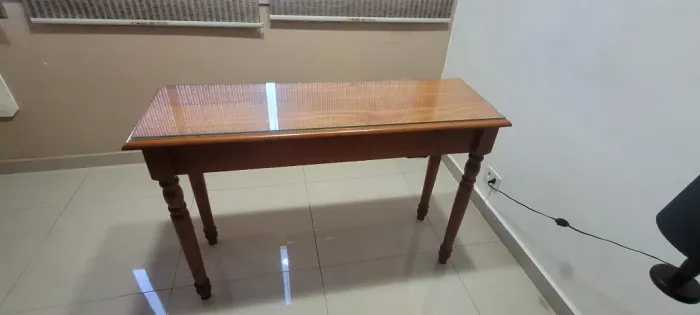 Mesa e cadeira em madeira elegante