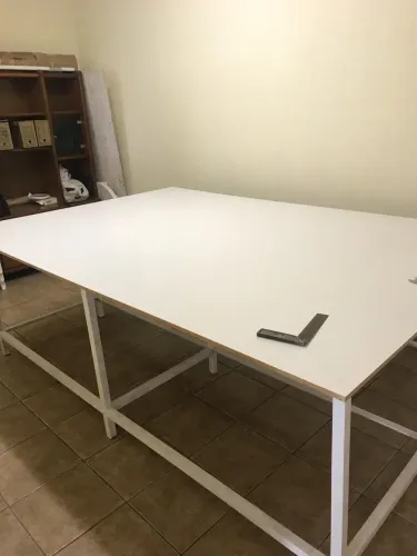 Mesa Grande com Estrutura de Ferro e Tampo de Madeira - Muito Resistente