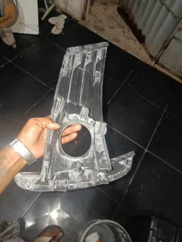 Vende se essa moldura do Corolla lado direito