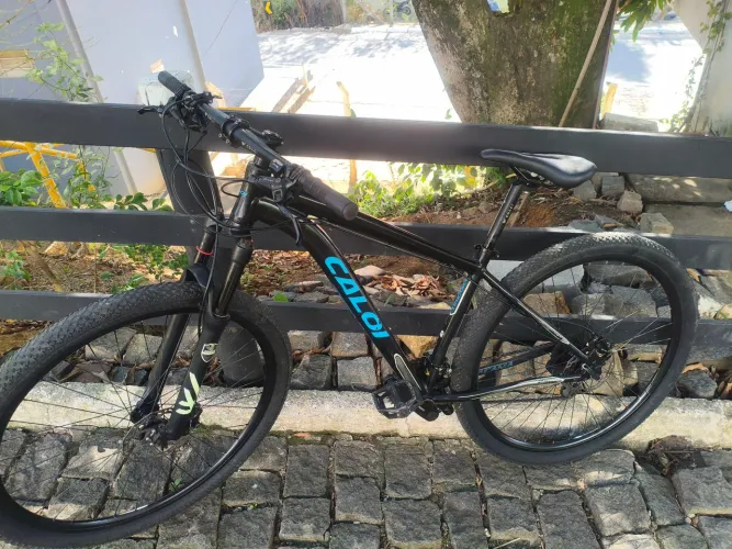 Bike 29 Caloi freio hidráulico, relação de marcha Shimano suspensão trava no guidão