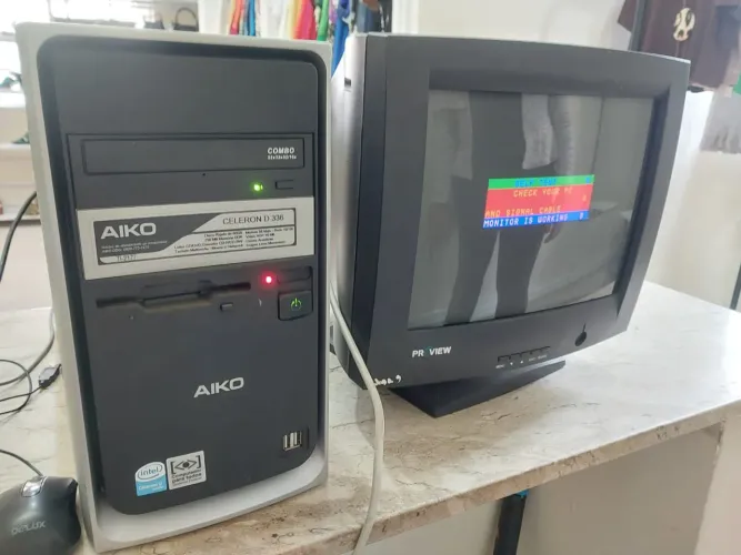 Computador antigo monitor + CPU 