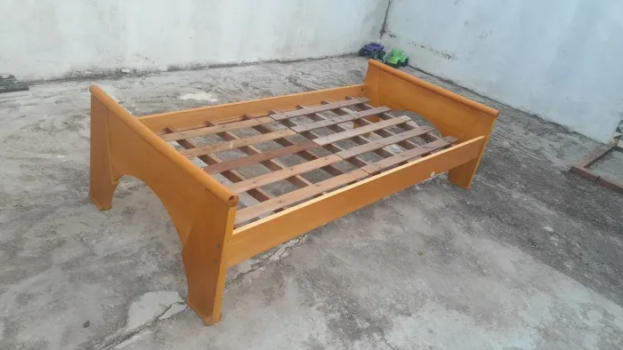Cama em madeira de pinho