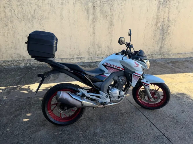 Troco por Carro de maior valor essa Twister 250 Zera