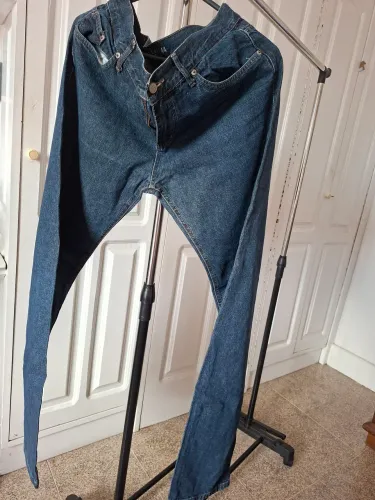 Vendo 3 calças masculinas, sendo duas jeans da marca Taco e outra bege.