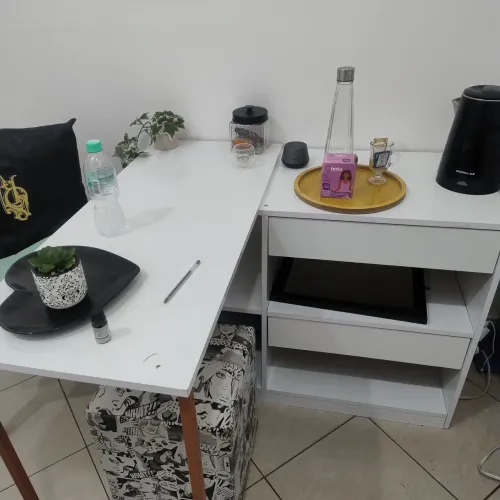 Mesa para escritório em L com duas gavetas