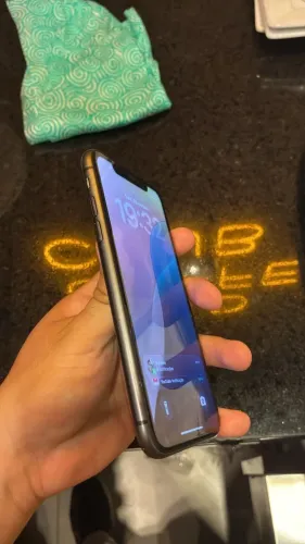 iPhone 11 em perfeito estado, apenas dois problemas 