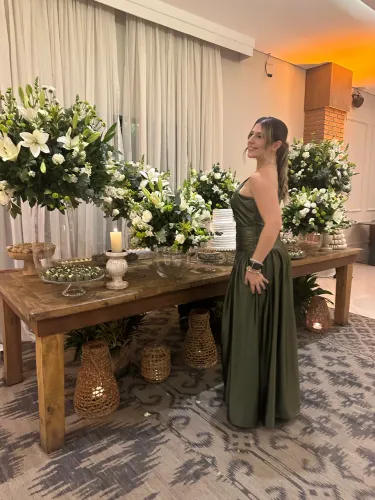 Vestido de cetim verde oliva festa casamento