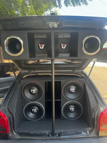 Som completo muito forte só a tampinha e tr620 o alto-falante e taramps 5k7 2850 rms