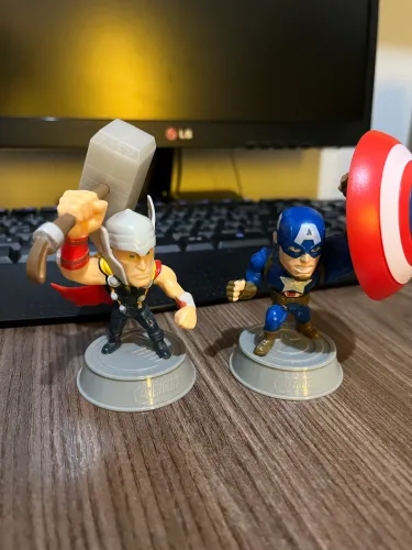5 Figuras de coleção ( 2 Marvel e 3 DC) - Capitão América, Batman entre outros